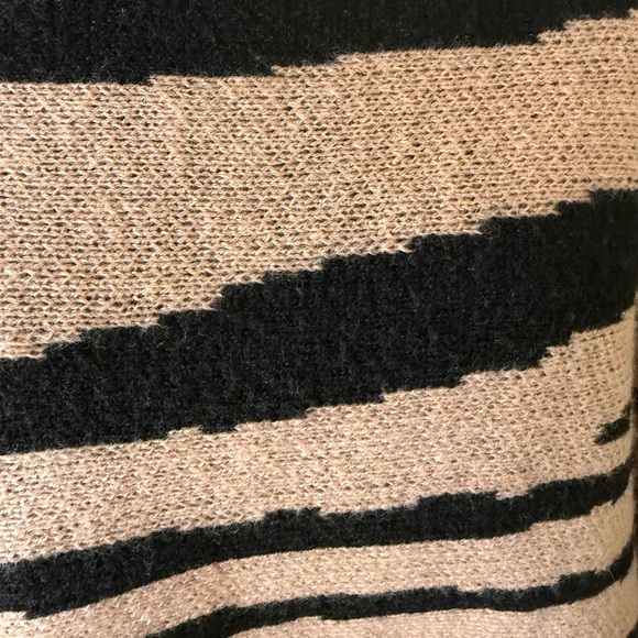 Black and Mauve Patterned Crop Sweater - Picture 4 of 4